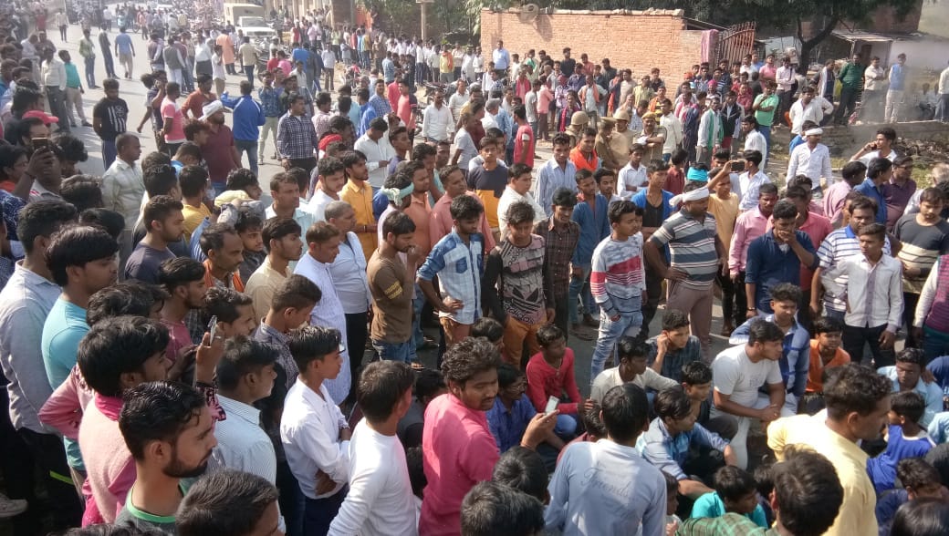 Daroga save criminal life when mob trying to kill him at uttar pradesh