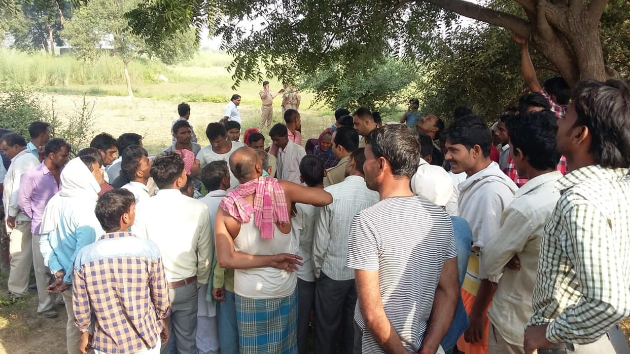 Man deadbody found hanging on tree at bhadohi