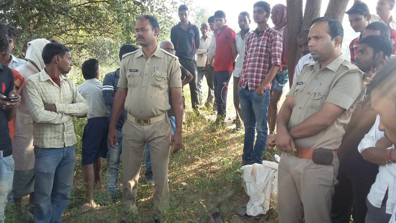 Man deadbody found hanging on tree at bhadohi