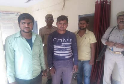 youths beaten to up police constables in firozabad