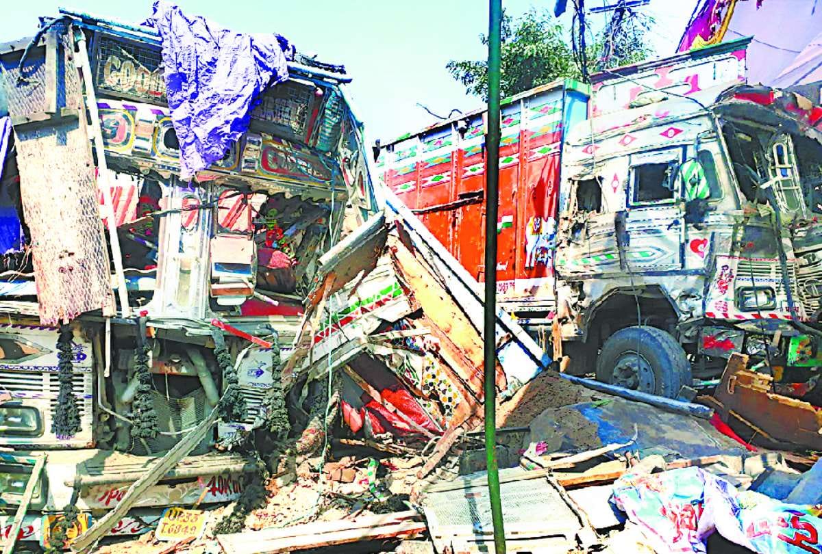 three truck collision in amethi near allahabad faizabad highway