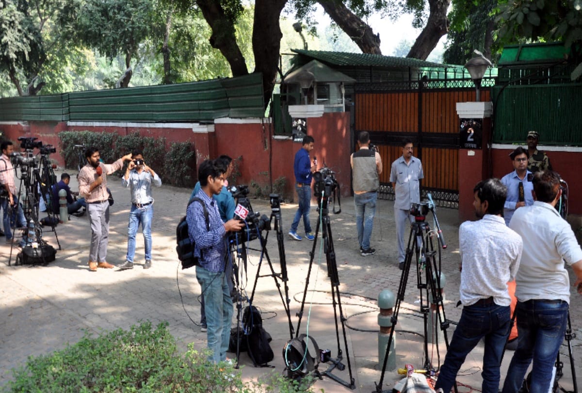 delhi women commission team reaches cbi chief alok verma residence, know the reason