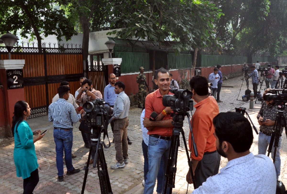 delhi women commission team reaches cbi chief alok verma residence, know the reason
