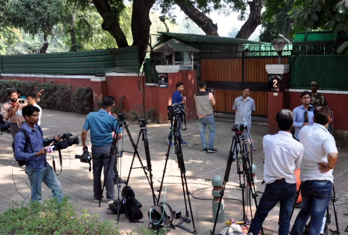 delhi women commission team reaches cbi chief alok verma residence, know the reason