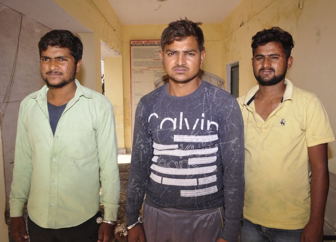 सुभाष तिराहे पर एसओजी के सिपाहियों को दौड़ा कर पीटा, बोतलें फेंकी