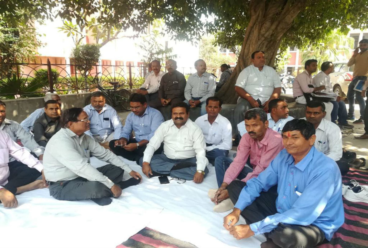 dr bhim rao ambedkar university staff strike after students clashes