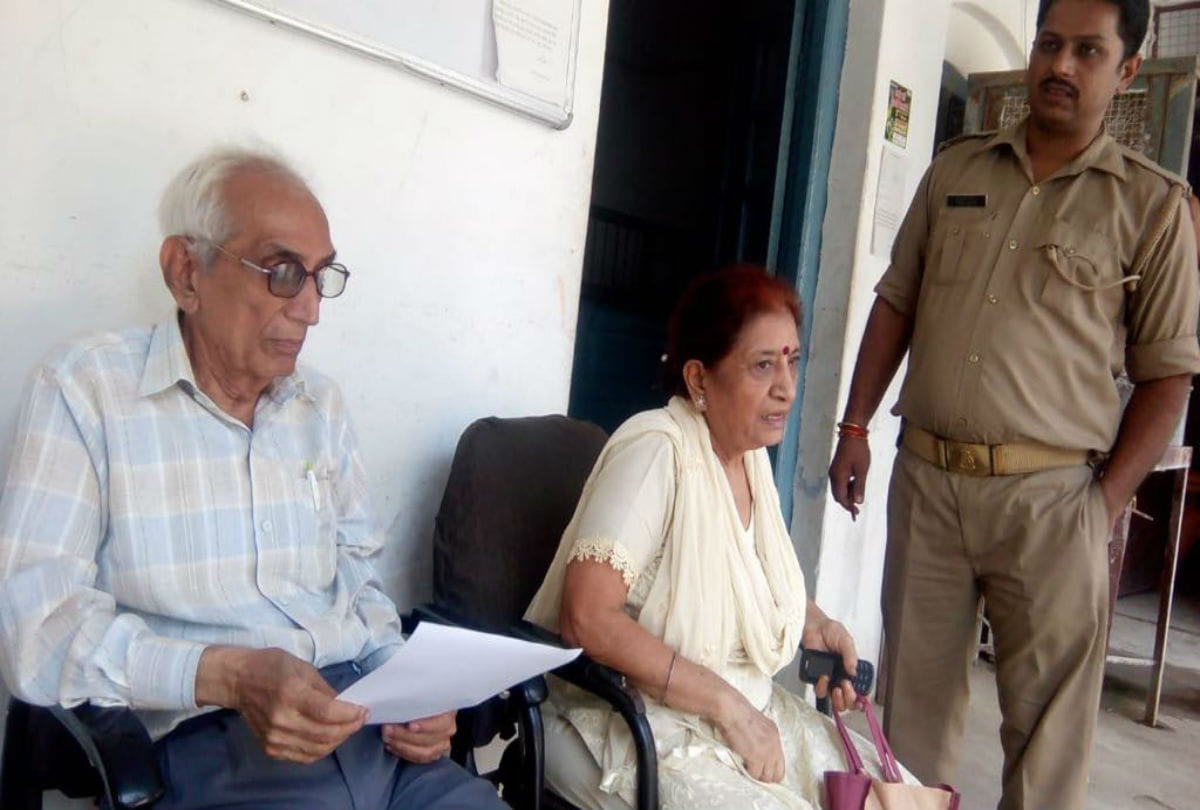 looted elderly couple by miscreants in police dress
