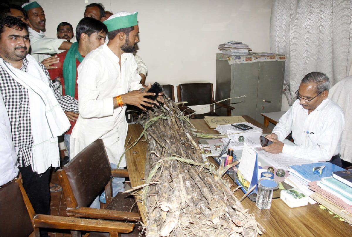 Farmers protest at Bijnor Collectorate Office in uttar pradesh