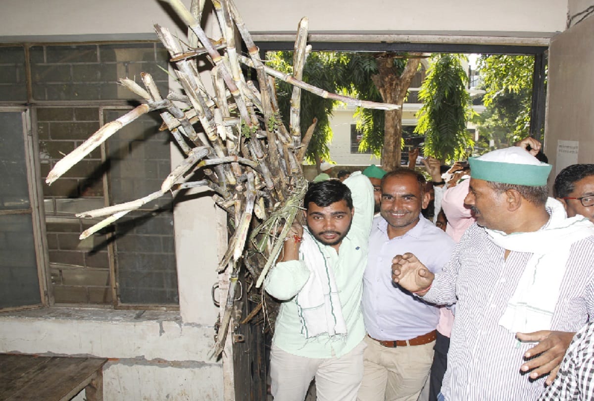 Farmers protest at Bijnor Collectorate Office in uttar pradesh