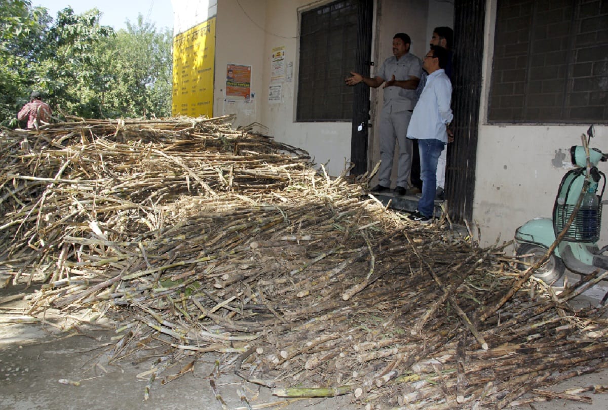 Farmers protest at Bijnor Collectorate Office in uttar pradesh