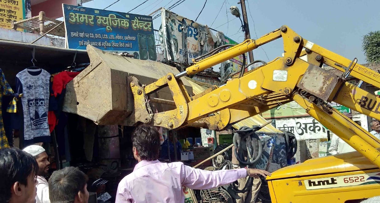 atikraman par chala jcb