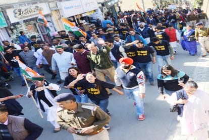 protesting congress leaders broke section 144 and reached mall road shimla
