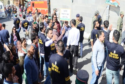 protesting congress leaders broke section 144 and reached mall road shimla