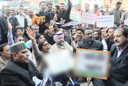 protesting congress leaders broke section 144 and reached mall road shimla