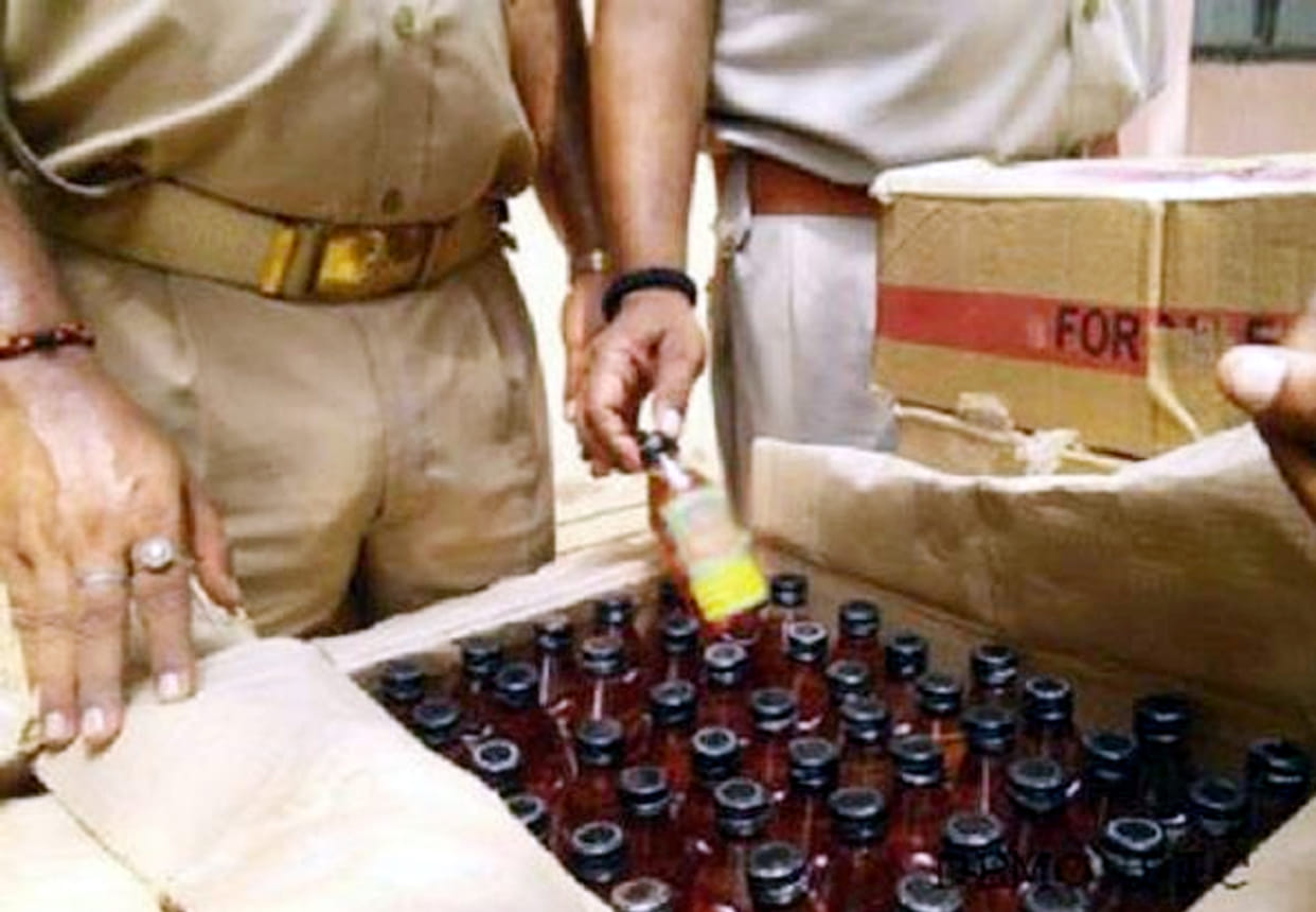 Auraiya's truck driver was caught with illegal liquor in Mainpuri