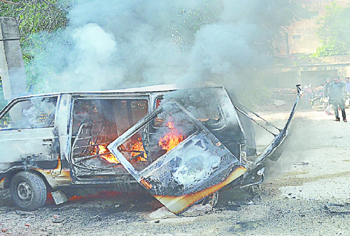 Uttar pradesh news a car caught fire in Meerut