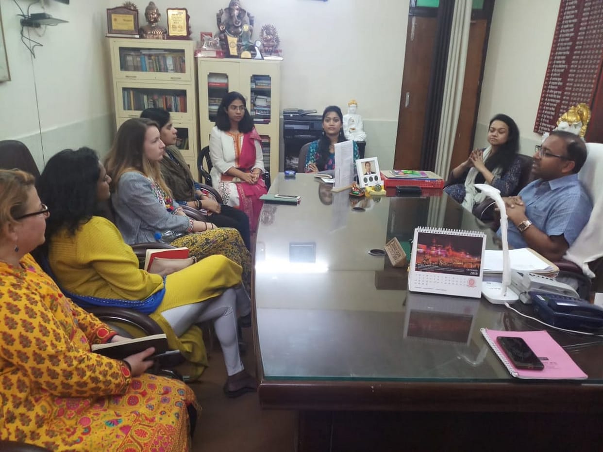 अमेरिका-श्रीलंका की टीम पहुंची स्कूलों में