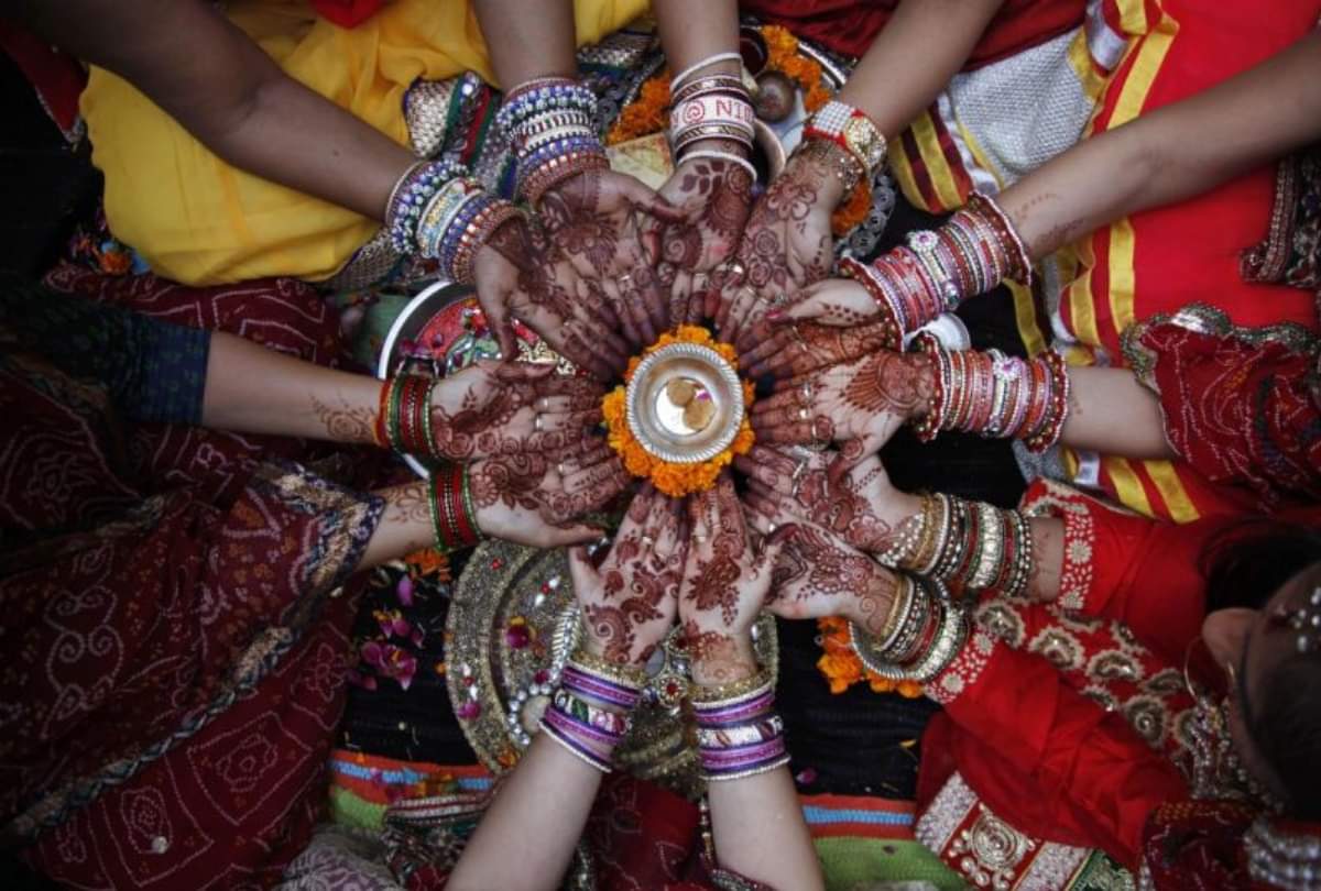 Karwa Chauth 2020 Delhi women cant see moon due to heavy smog of pollution