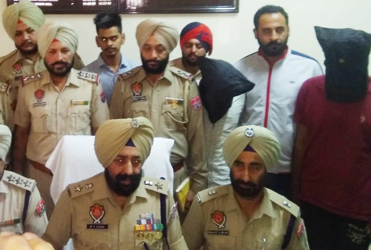 accused arrested overn 10.45 lakh robbery by attacking on petrol pump staff