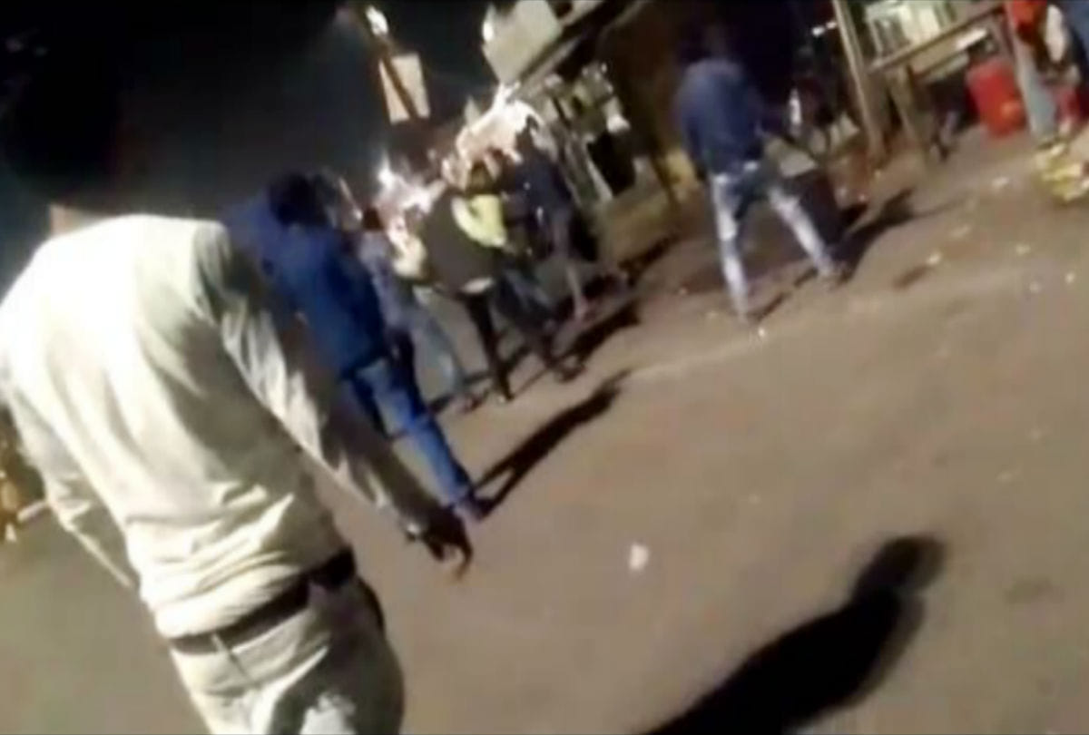 youths beaten to up police constables in firozabad