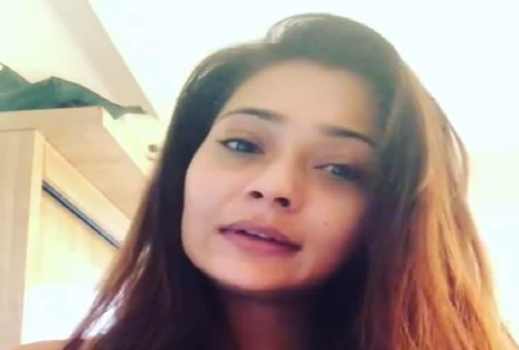 Sara Khan breaks down on social media shared video