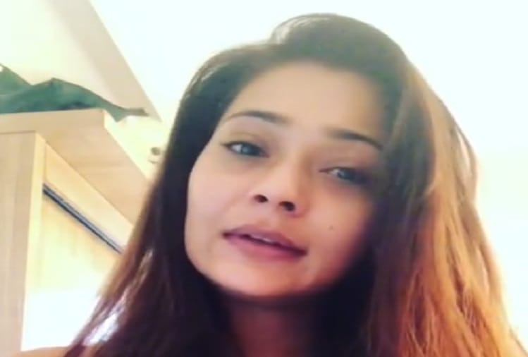 Sara Khan breaks down on social media shared video