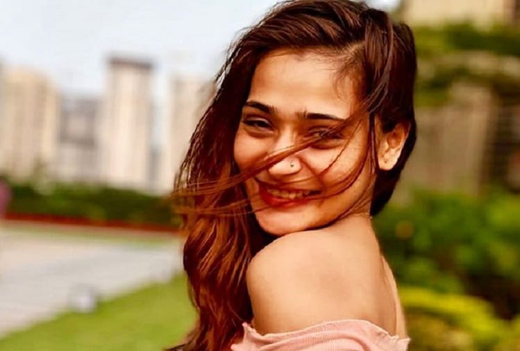 Sara Khan breaks down on social media shared video