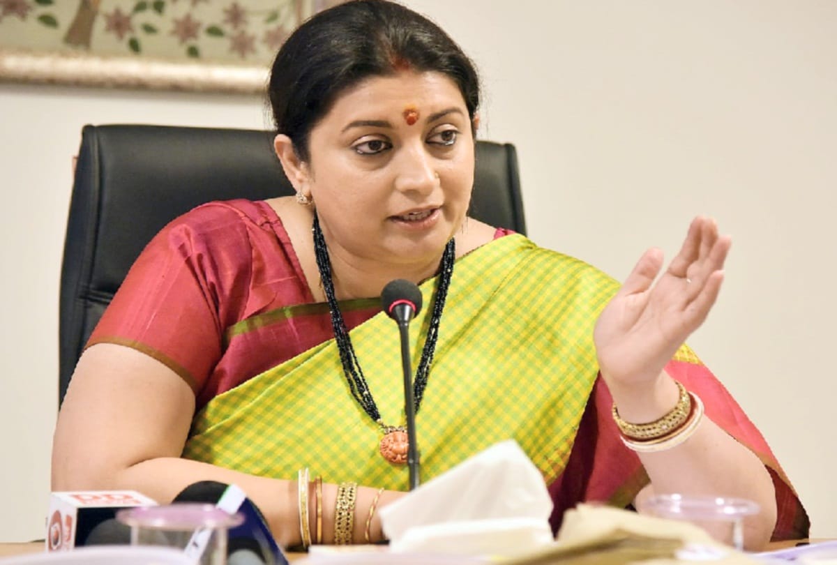 smriti irani sends 10 thousand sarees to women of amethi.