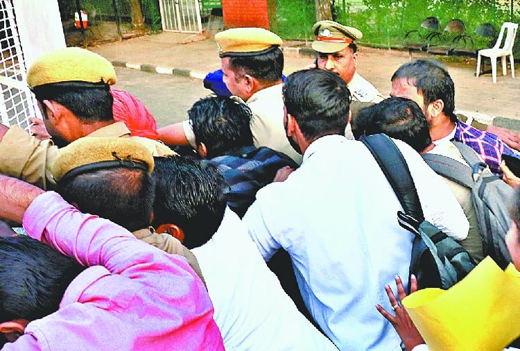 Punjab University BDS Students Protest Against VC for Fee Increament