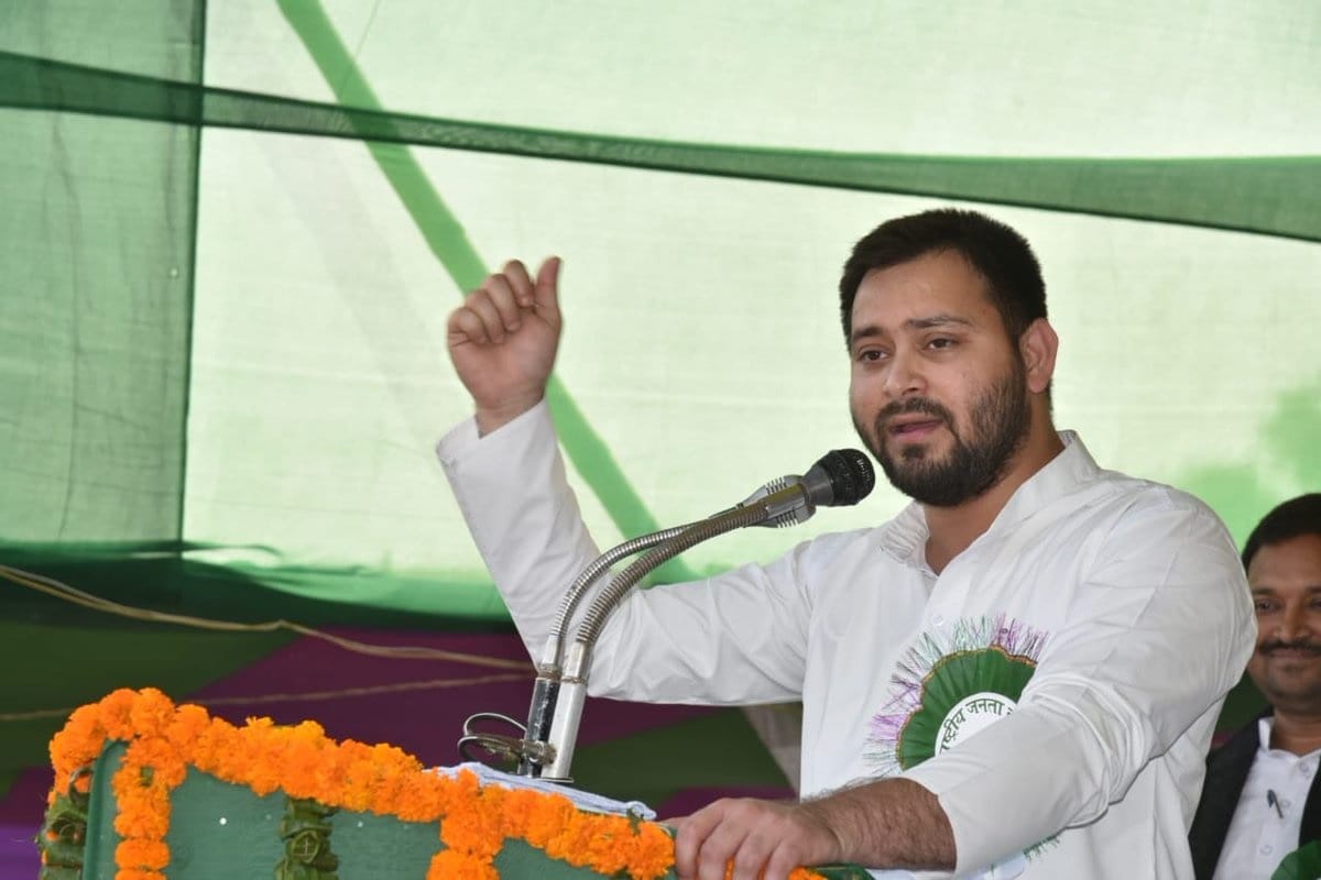 Lathi charge on RJD politicians marching Raj Bhavan