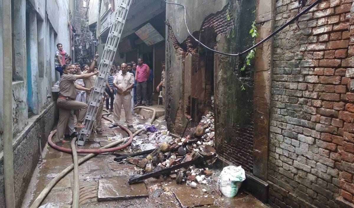 Fire in crockery godown at varanasi