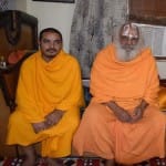 संतों के साथ महंत धर्मदास महाराज।