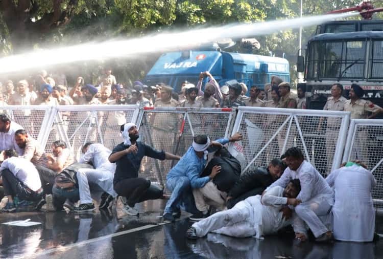 Congress Protest in Chandigarh outside CBI Office against the War inside CBI