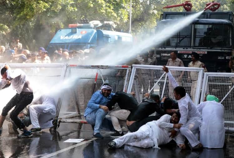 Congress Protest in Chandigarh outside CBI Office against the War inside CBI