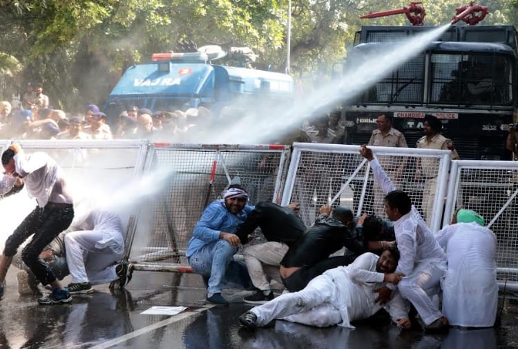 Congress Protest in Chandigarh outside CBI Office against the War inside CBI