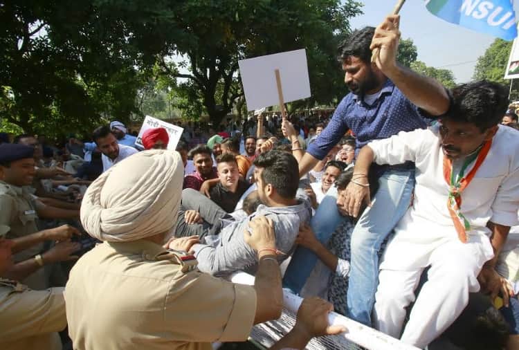 Congress Protest in Chandigarh outside CBI Office against the War inside CBI