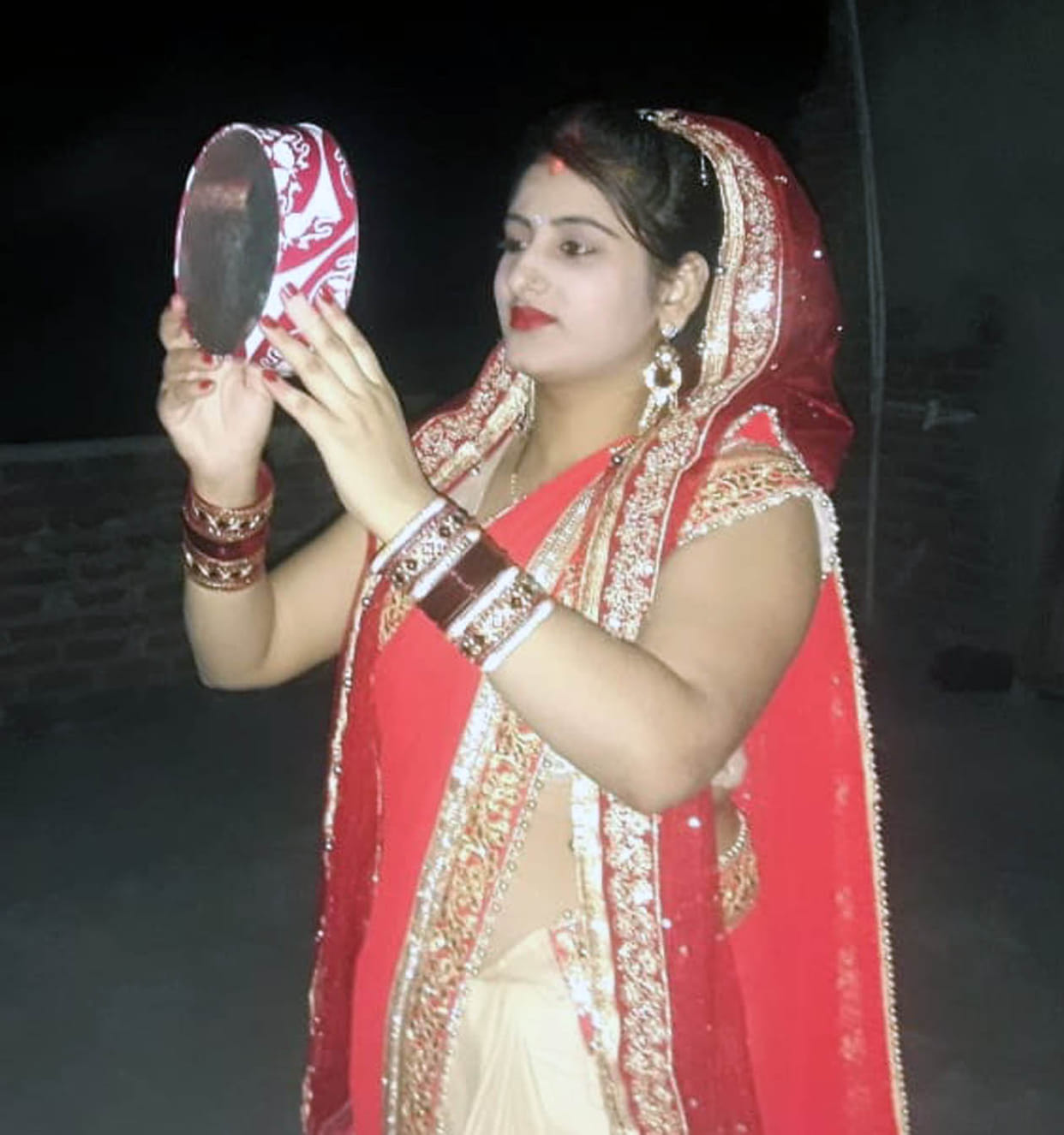 चलनी की ओट से देखा चांद