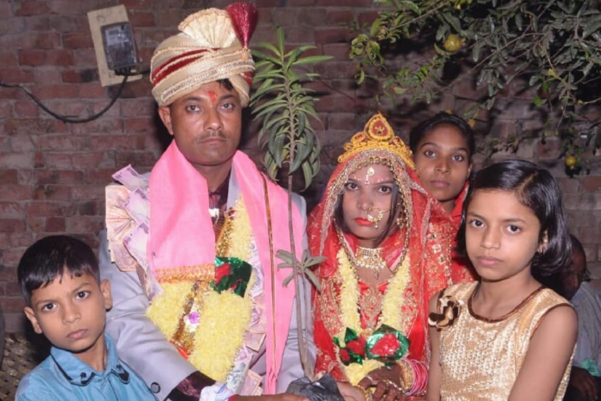 Children gift a plant in wedding of a couple in baghpat to save environment