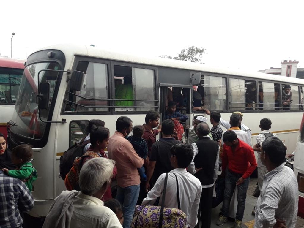 बस स्टेशन पर नहीं मुख्य तिराहे पर रूकती है रोडवेज बस