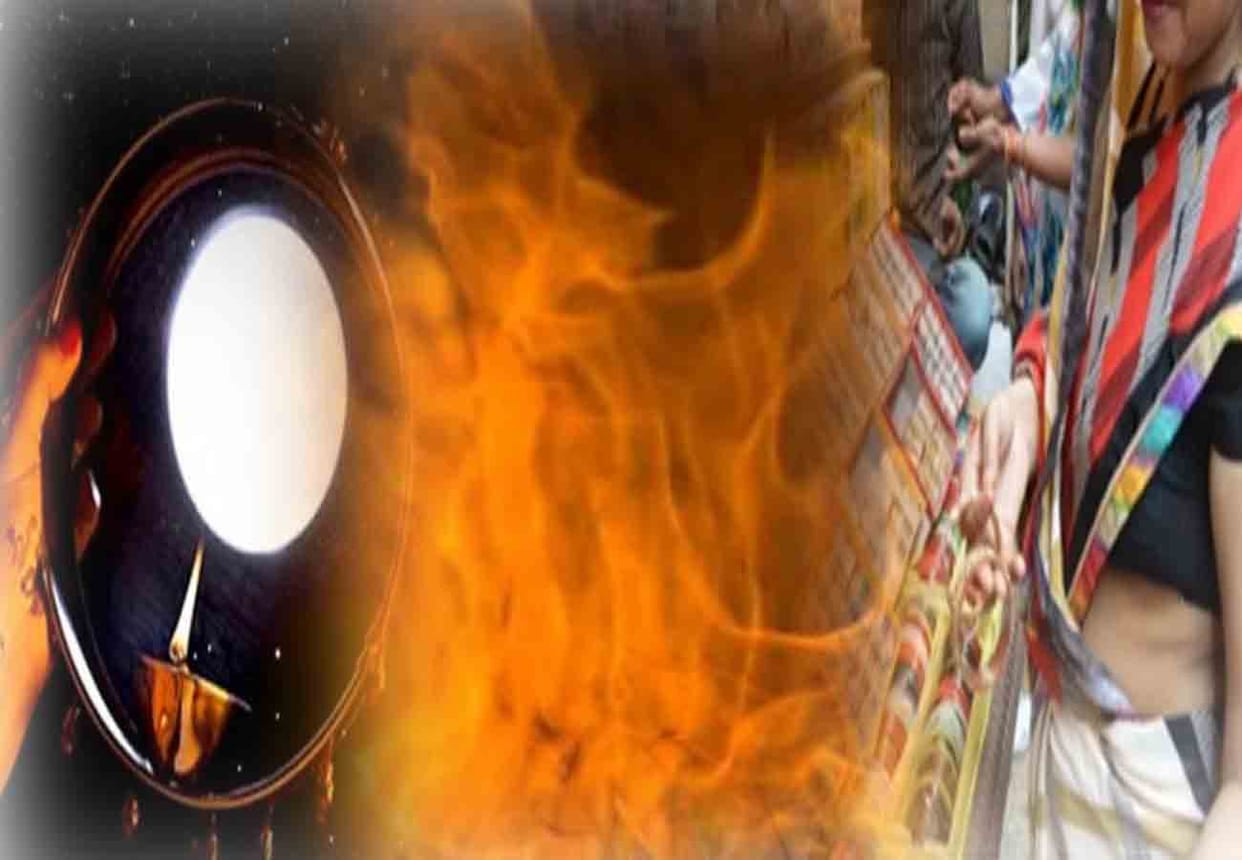 woman Set fire on  karwa chauth due to Expensive shopping