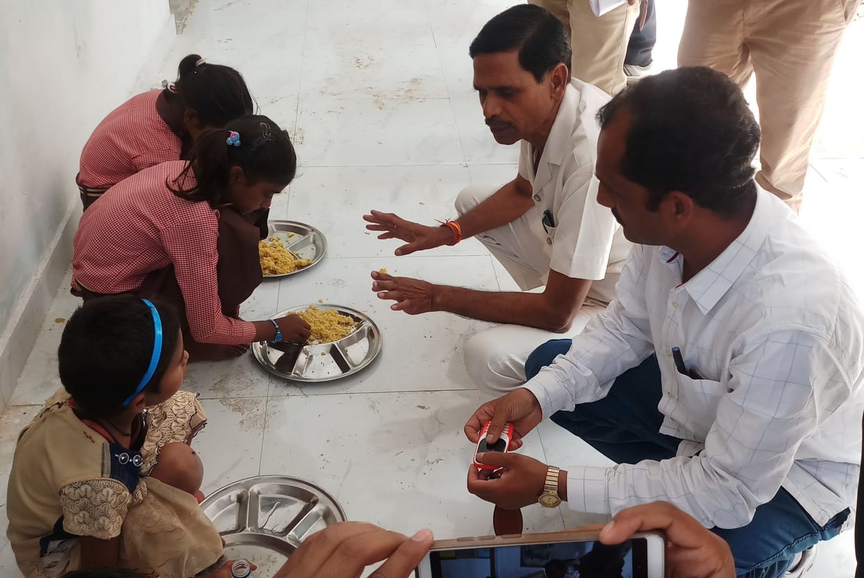 शिक्षक अनुपस्थित, बीएसए ने कराई प्रार्थना