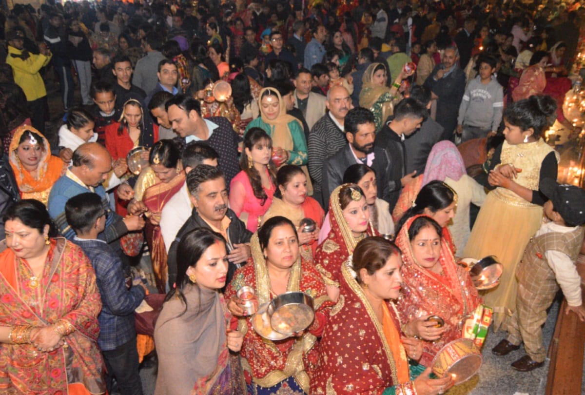 Suhaginas looked the moon after end the fast on Karva Chauth
