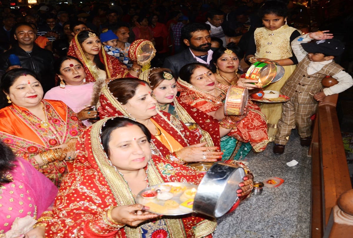 Suhaginas looked the moon after end the fast on Karva Chauth