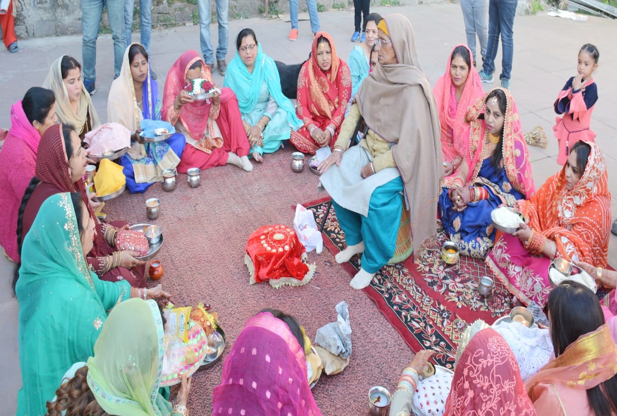 Suhaginas looked the moon after end the fast on Karva Chauth