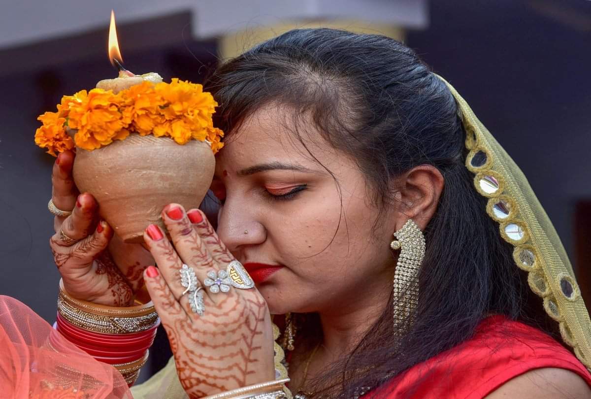 Karwa Chauth 2020 Delhi women cant see moon due to heavy smog of pollution