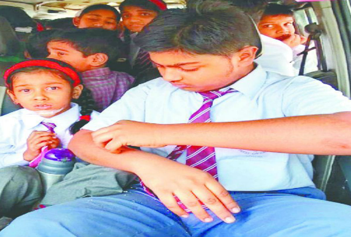 Students were injured due to collision of bull's school van