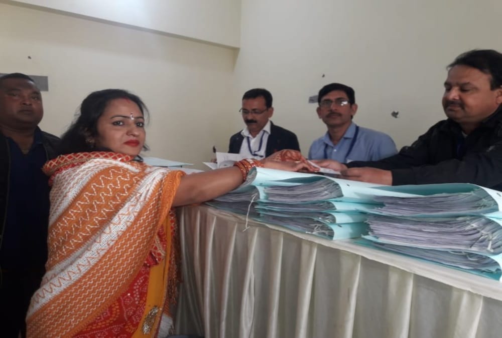 Wife take Return Nomination for husband and support congress in nikay chunav 2018