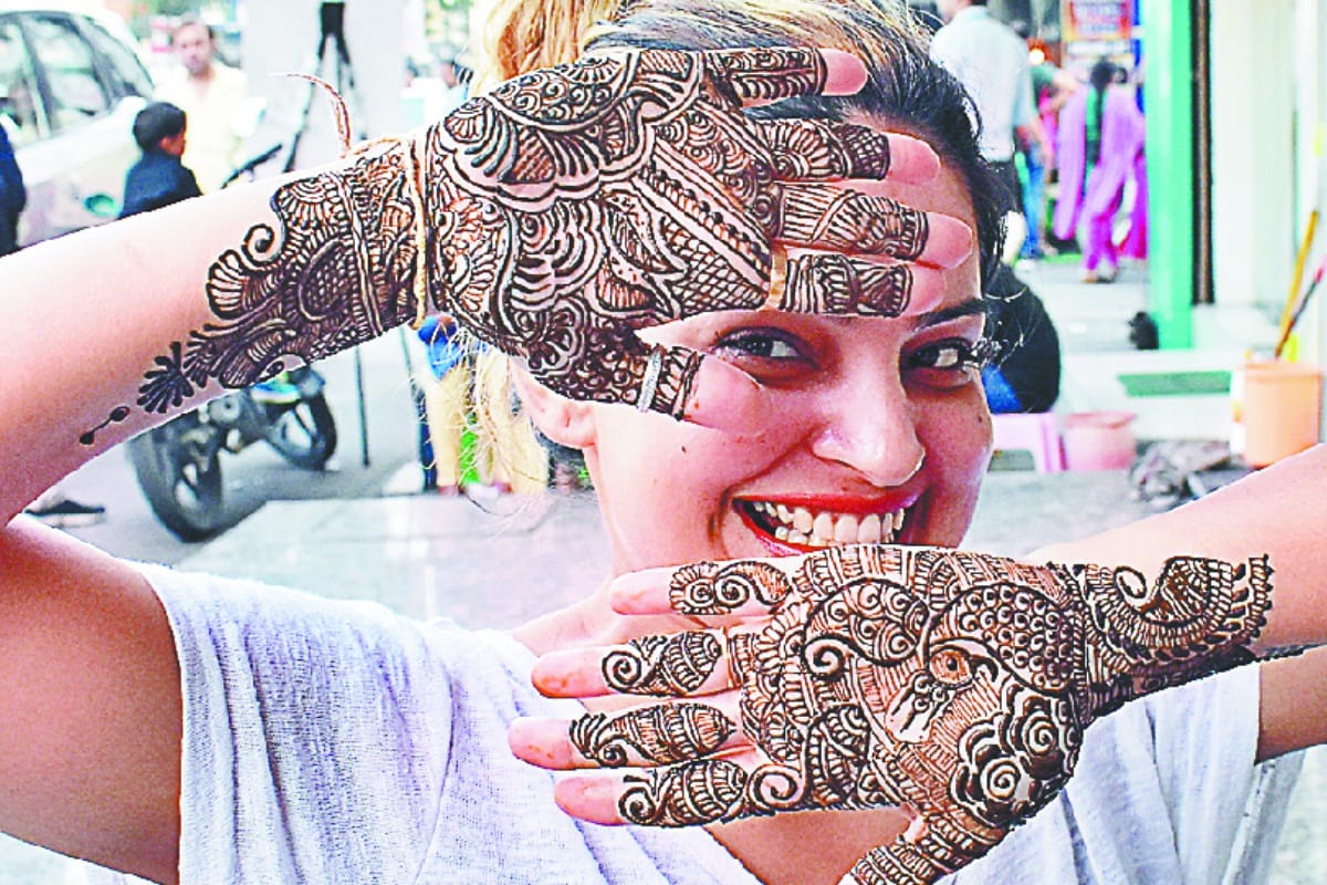 Karva Chauth women crazy for makeup and husband buy gifts for this festival in meerut