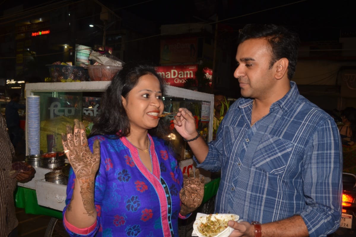 Karva Chauth women crazy for makeup and husband buy gifts for this festival in meerut