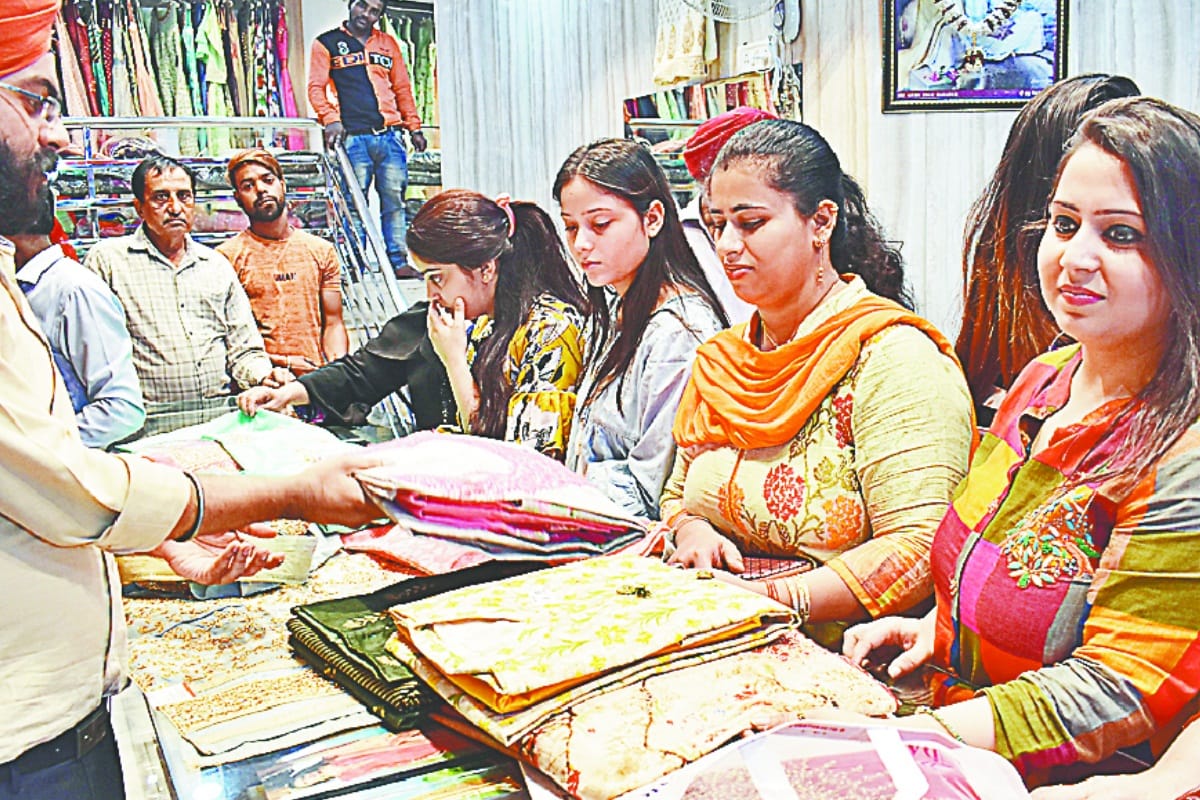 Karva Chauth women crazy for makeup and husband buy gifts for this festival in meerut